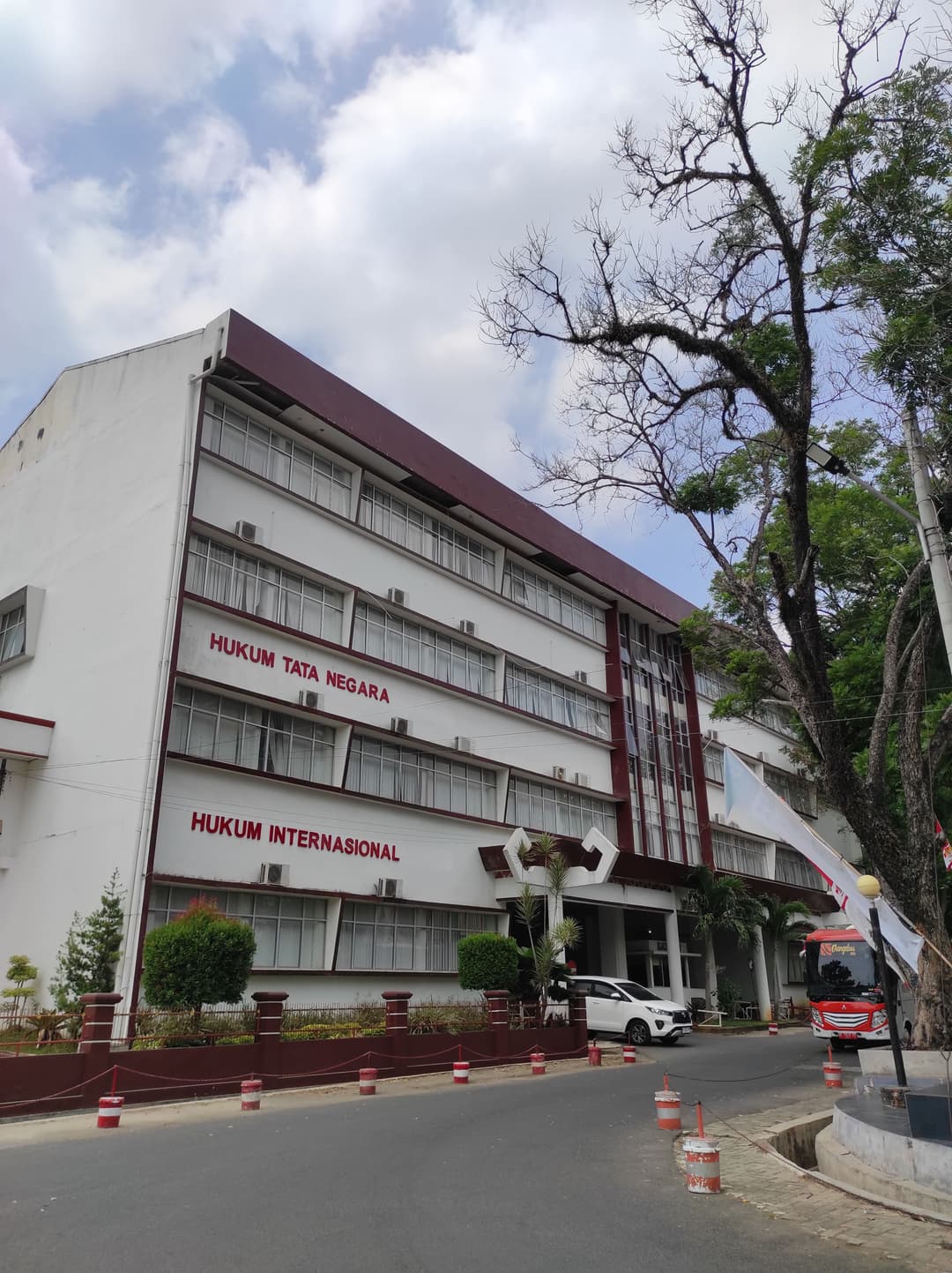 Gambar fasilitas Gedung E FH